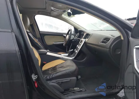 2017 Volvo S60 T5 Dynamic z USA, uszkodzony, nr VIN YV126MFL6H2422493